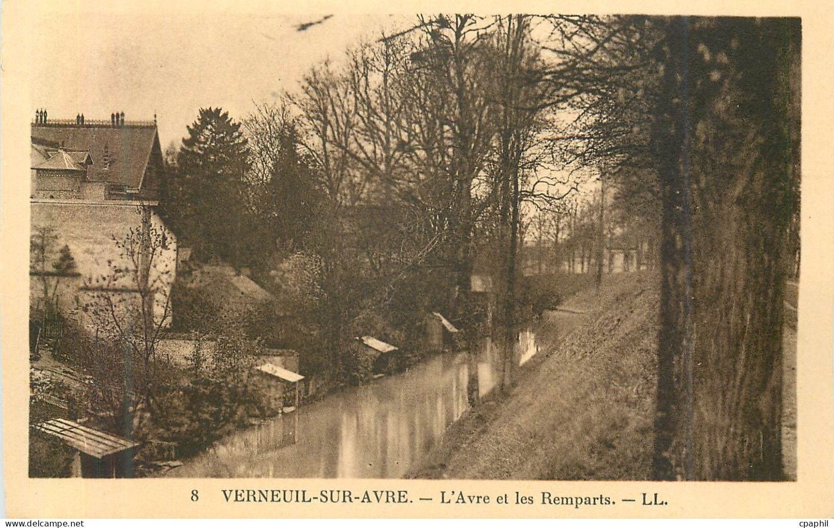 CPA Verneuil sur Avre L Avre et les Remparts