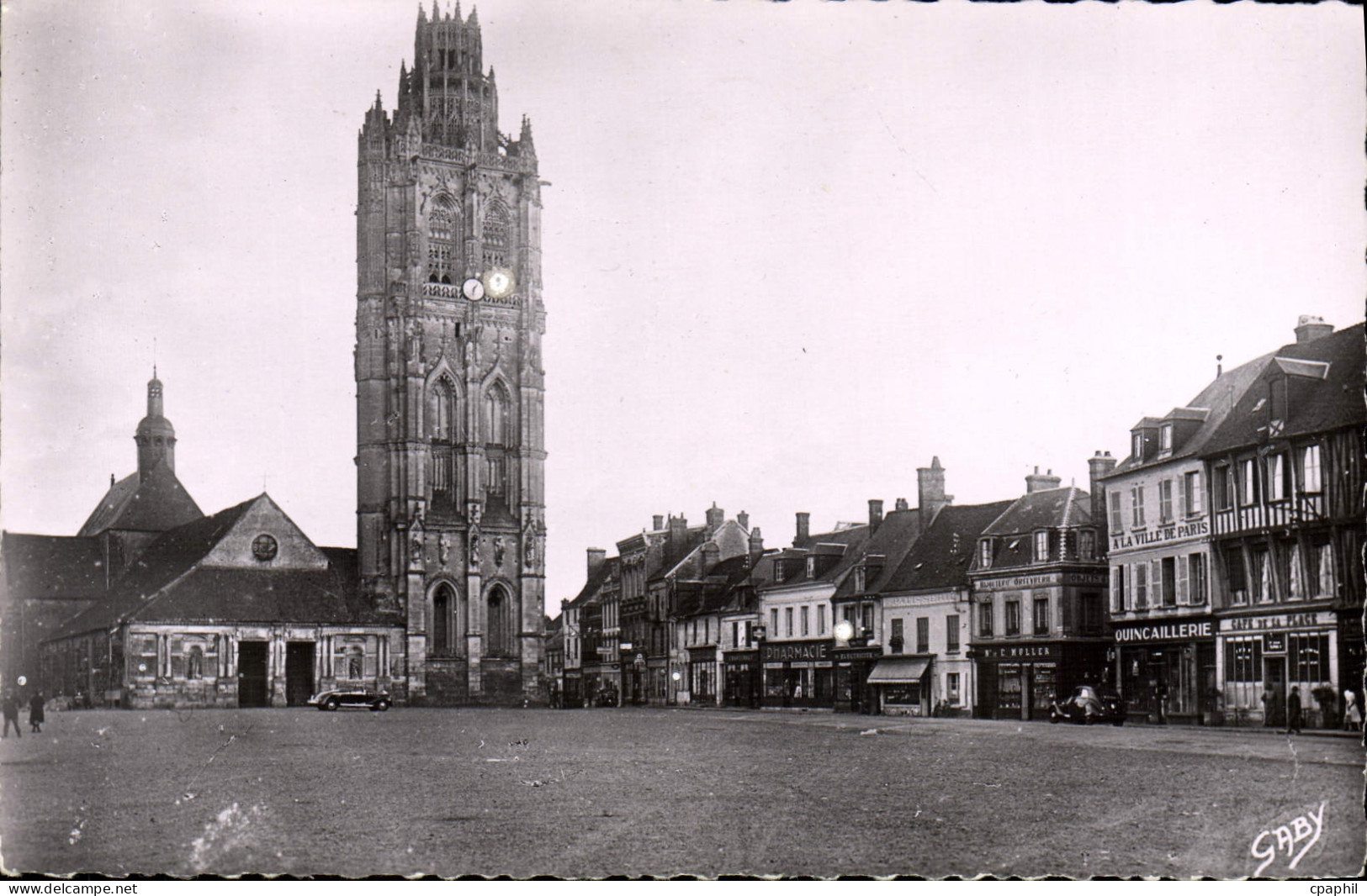 CPA Verneuil Sur Avre Place De La Madeleine Et I'Eglise
