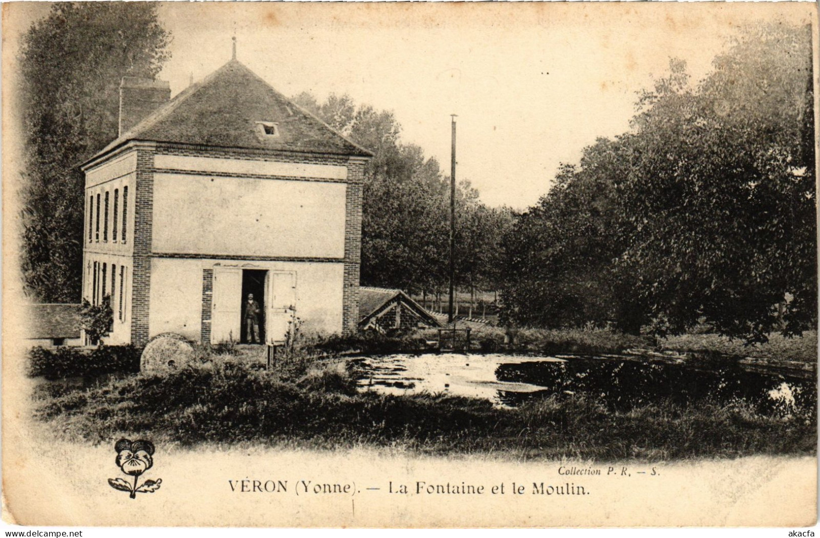 CPA Veron La Fontaine et le Moulin FRANCE (1451914)