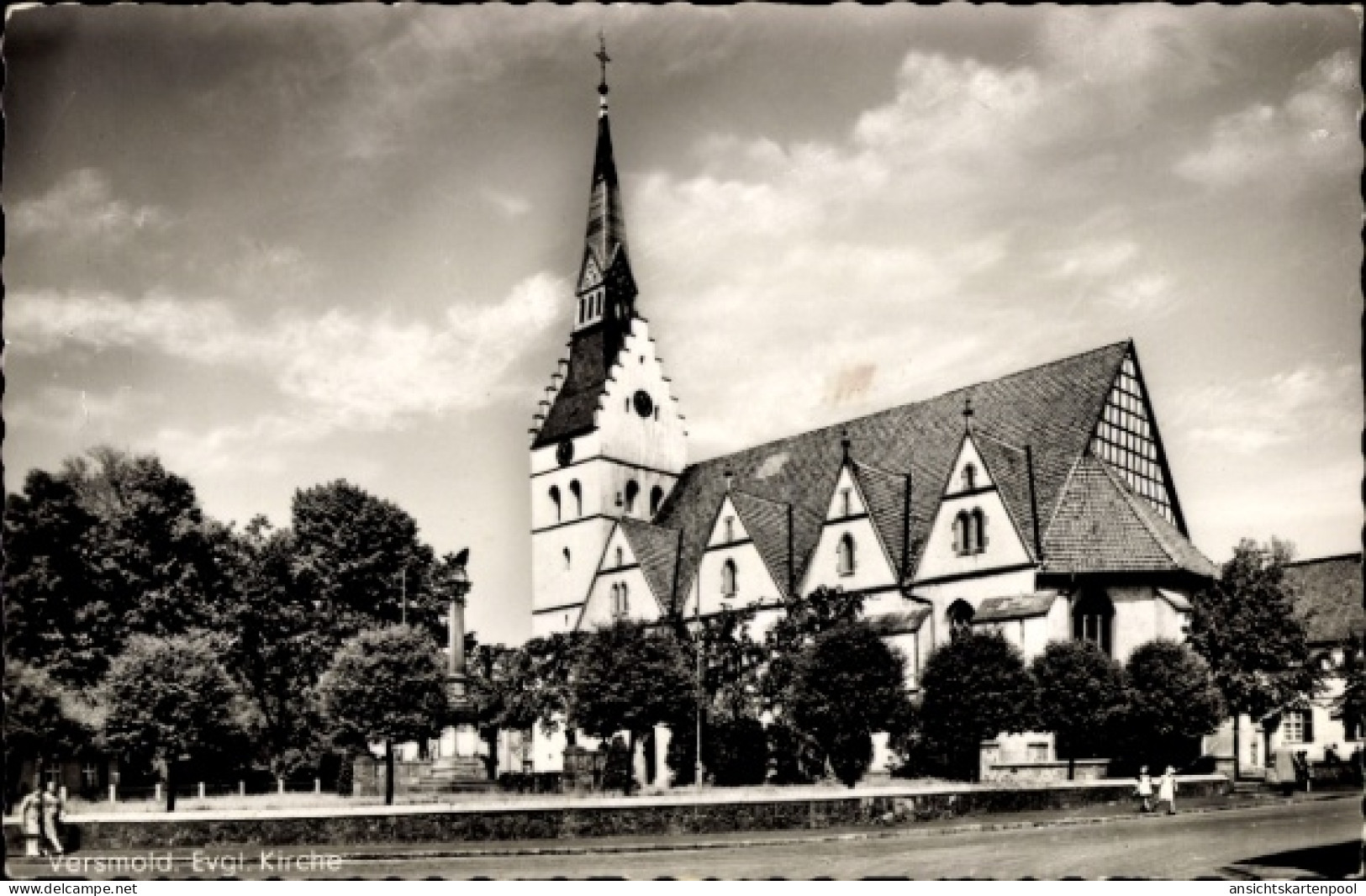 CPA Versmold in Westfalen, Evangelische Kirche, Bäume, Schwarz-Weiß-Foto