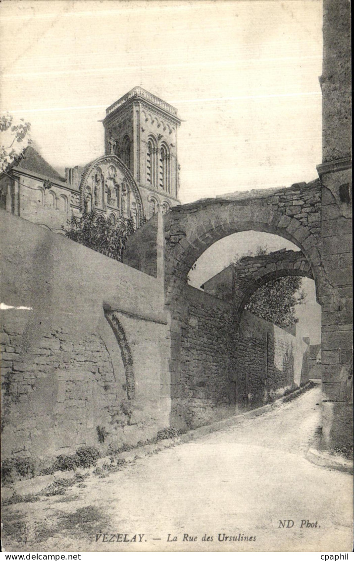 CPA Vezelay La Rue des Ursulines