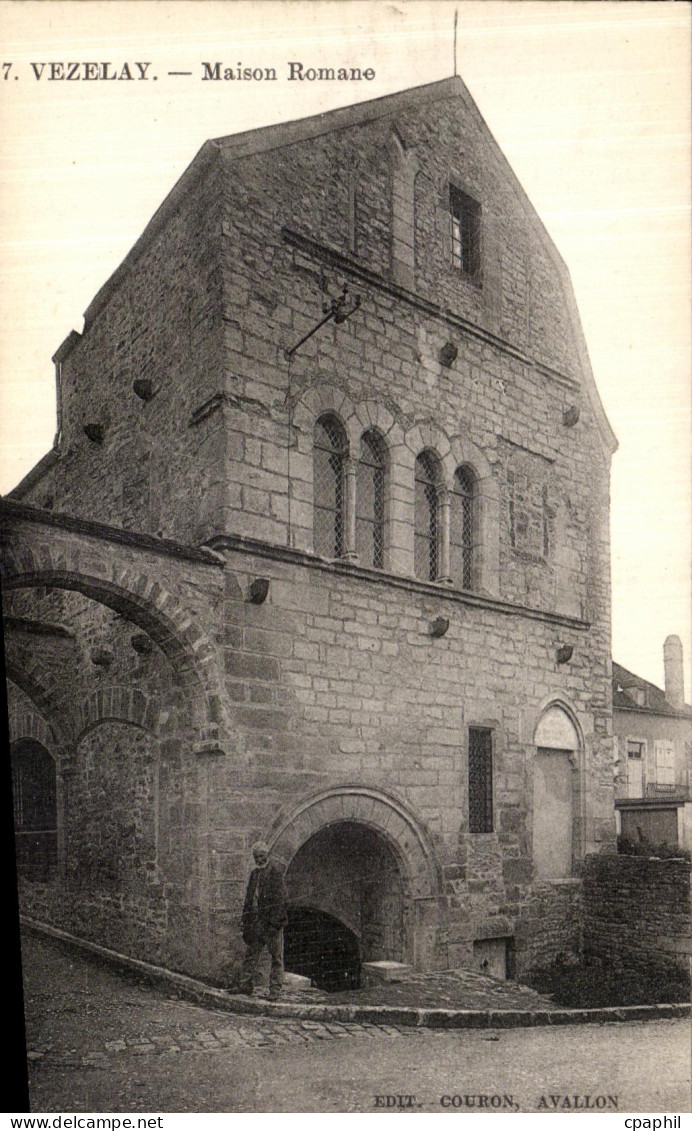 CPA Vezelay Maison Romane