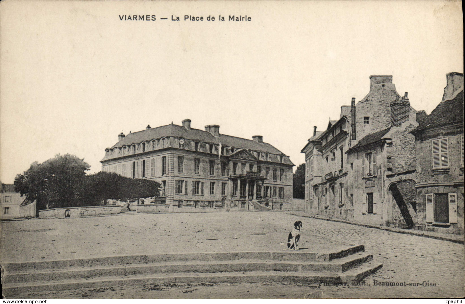 CPA Viarmes La Place De La Mairie