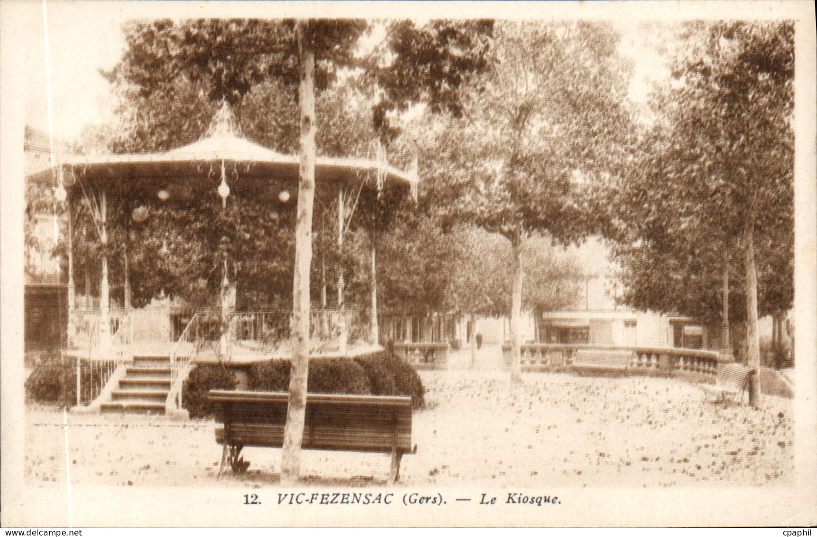 CPA Vic Fezensac Le Kiosque