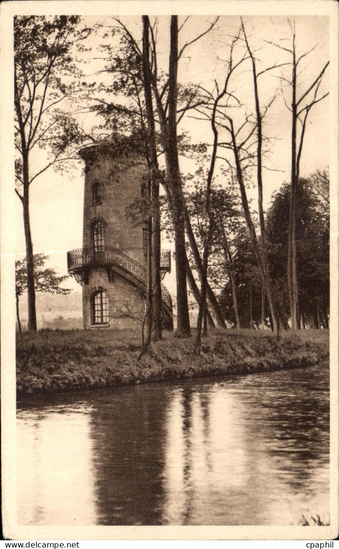 CPA Vic sur Aisne Les Bords de l Aisne