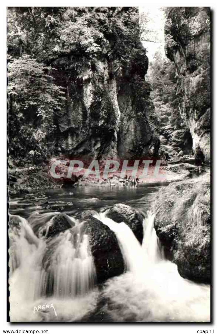 CPA Vic sur Cere Cantal Le Pas de la Cere