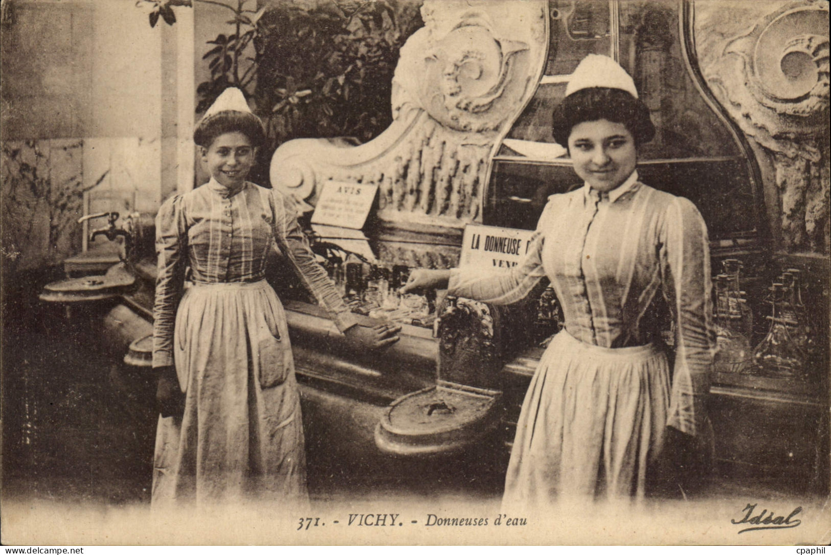 CPA Vichy Donneuses d'eau