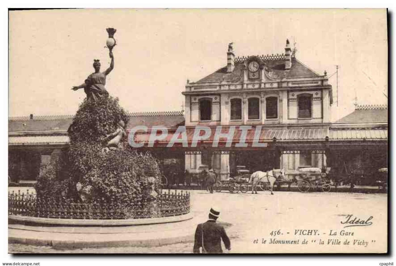 CPA Vichy La Gare et le Monument de la Ville de Vichy