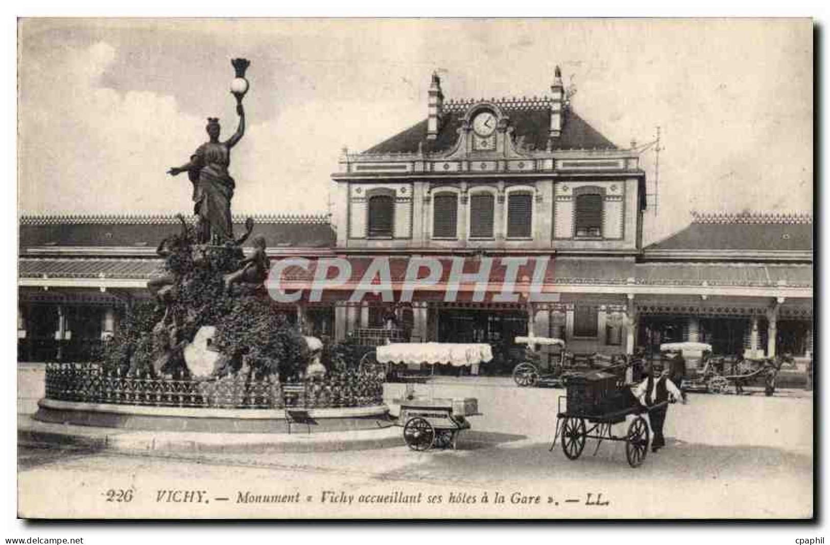 CPA Vichy Monument Vichy accueillant ses holes a la Gare