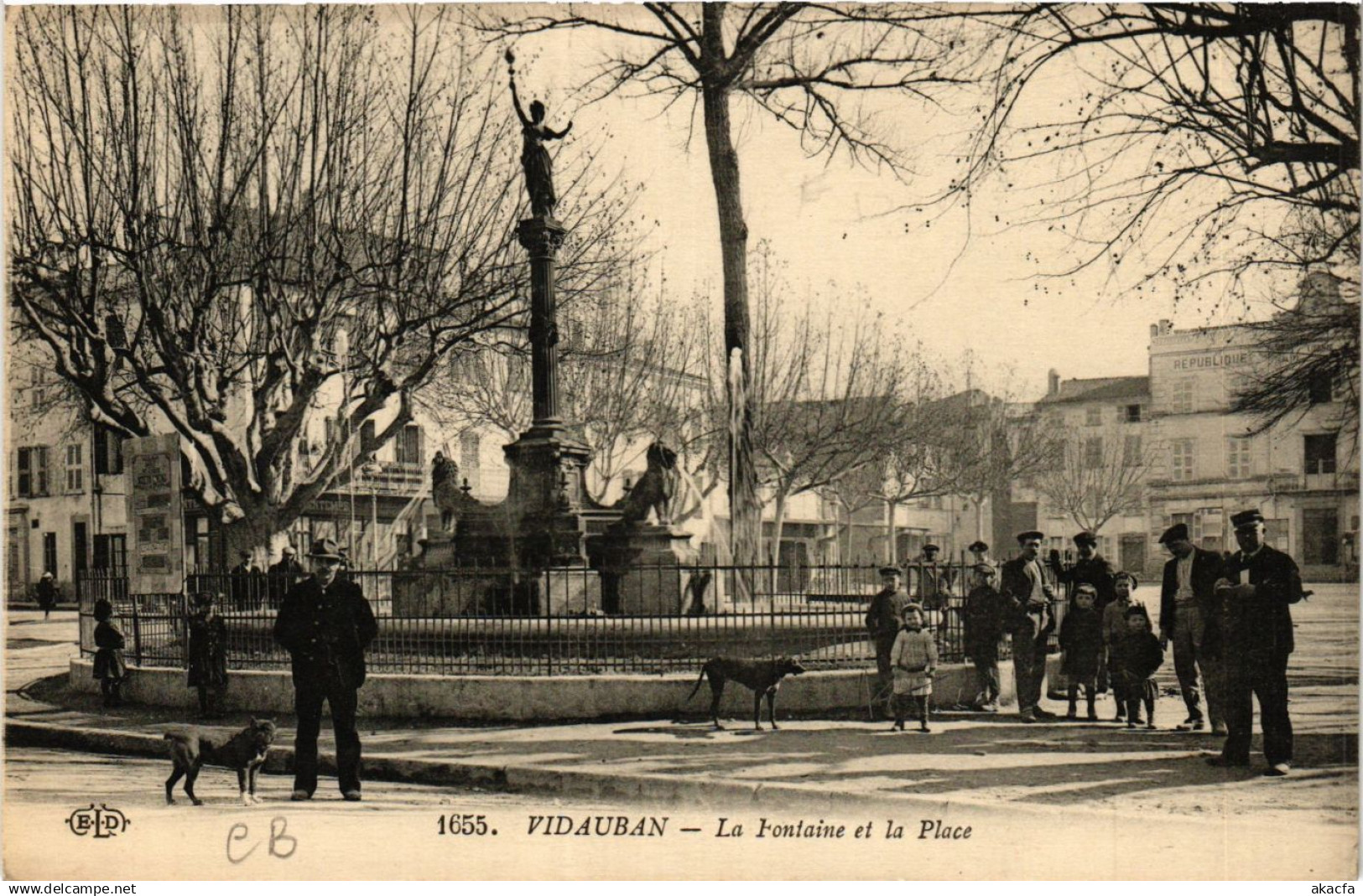 CPA VIDAUBAN La Fontaine et la Place (411483)