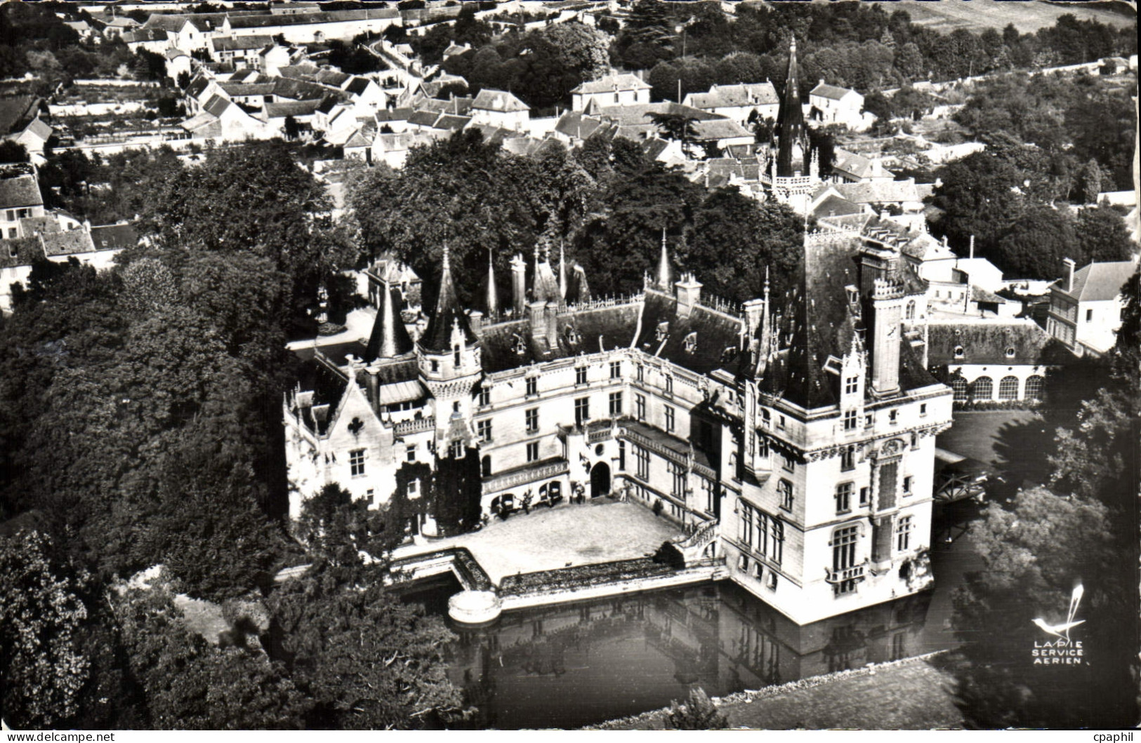 CPA Vigny Le Chateau La Cour D'Honneur