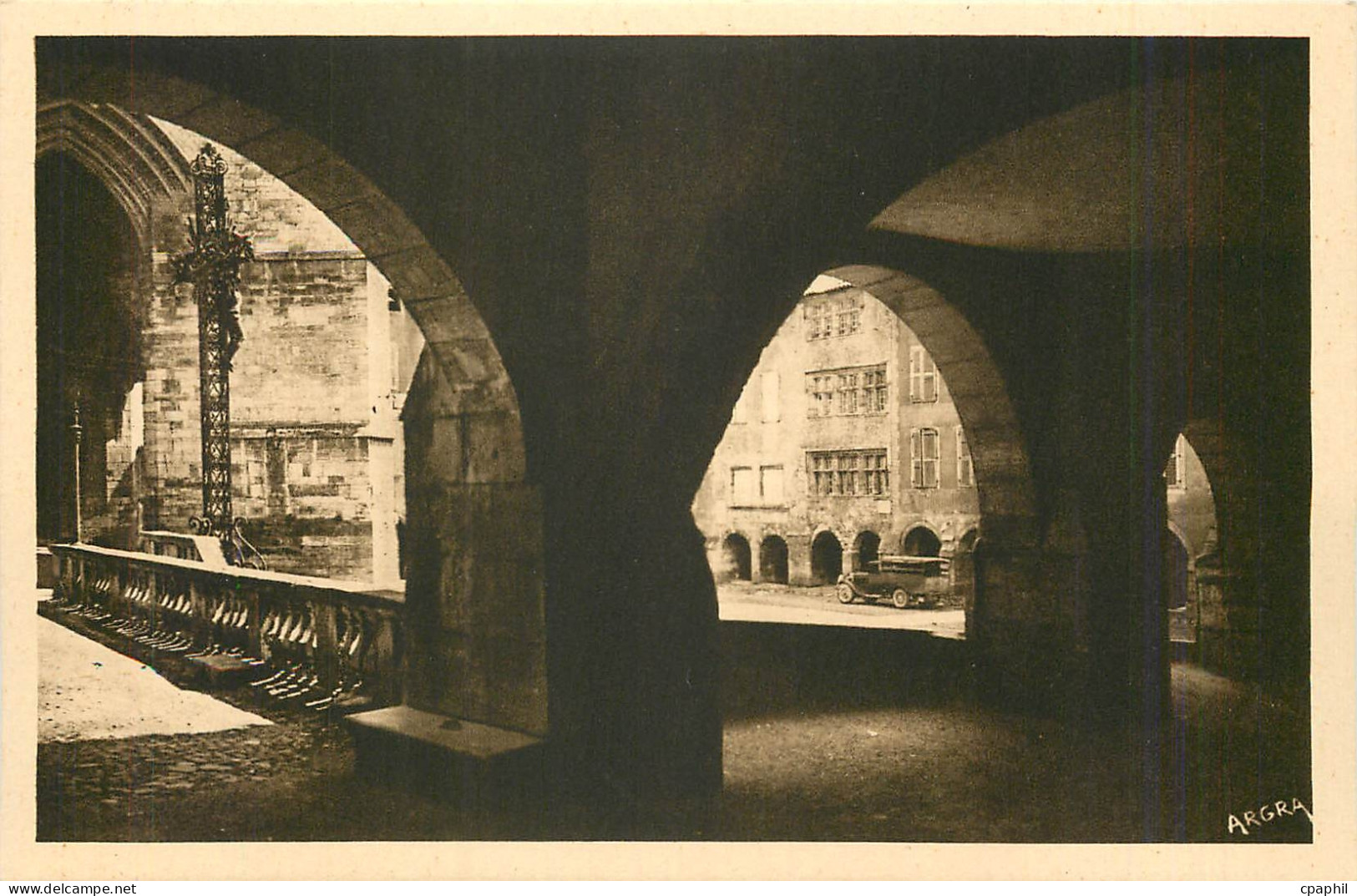 CPA Villefranche de Rouergue Les Arcades