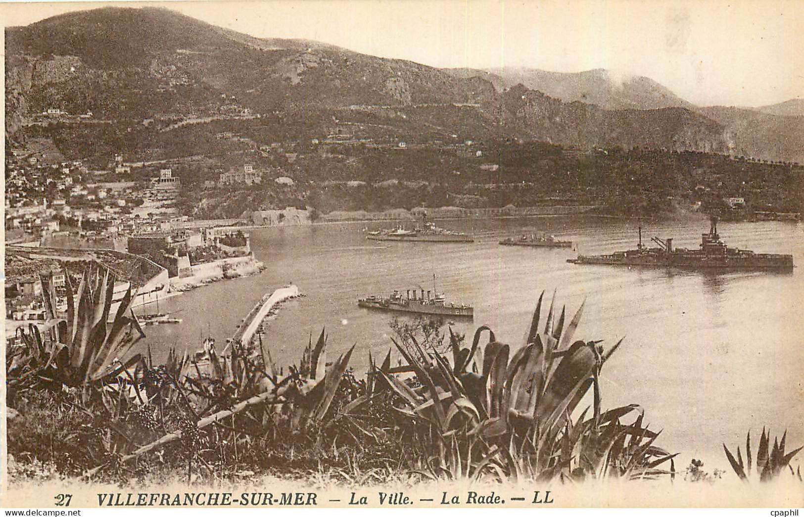 CPA Villefranche sur Mer La Ville La Rade Bateaux de guerre