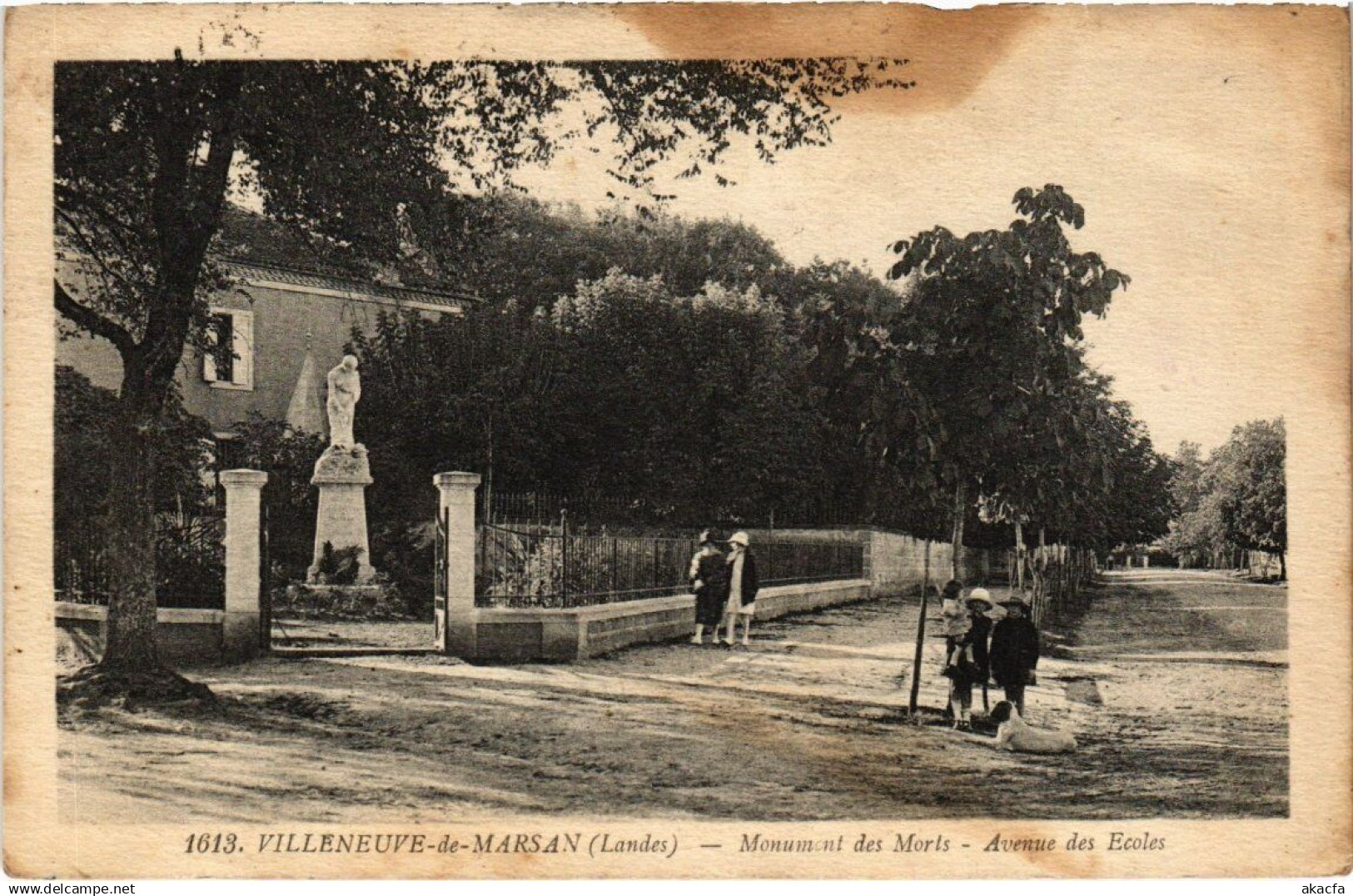 CPA Villeneuve-de-Marsan - Monument des Morts - Avenue des Ecoles (111497)