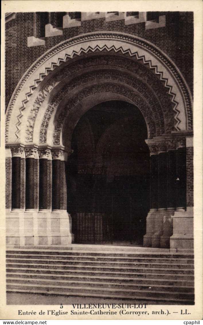CPA Villeneuve sur Lot Entree de l'Eglise Sainte Catherine
