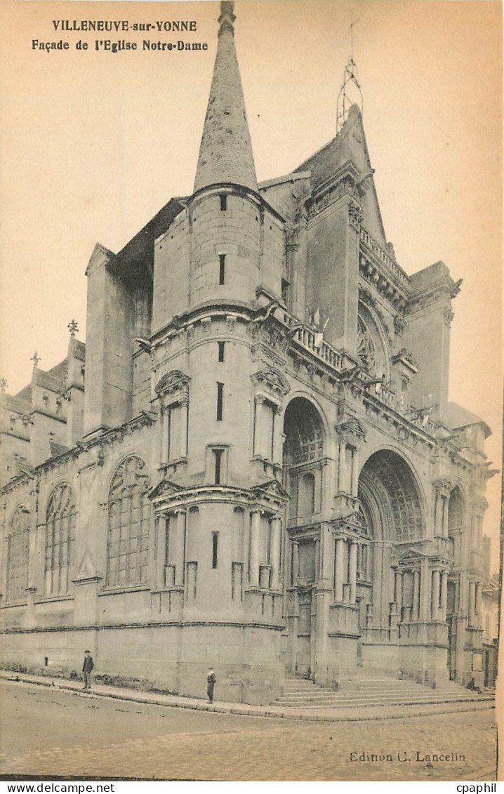 CPA Villeneuve sur Yonne Facade de l'Eglise Notre Dame