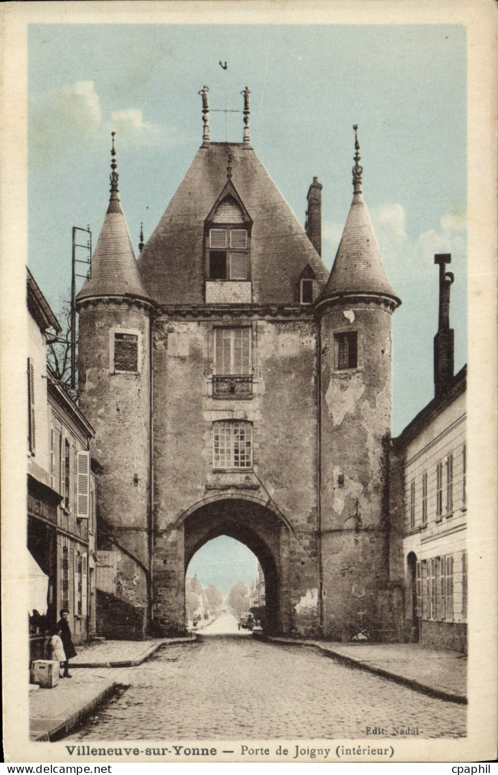CPA Villeneuve sur Yonne Porte de Joigny interieur