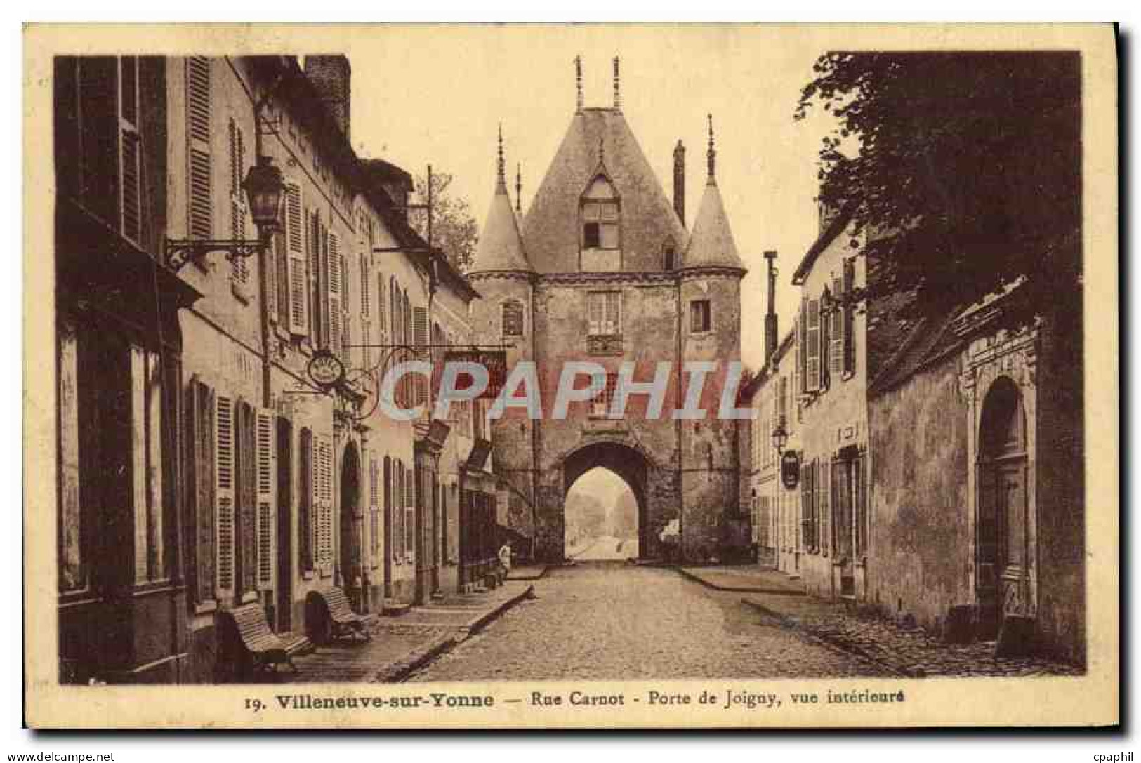 CPA Villeneuve Sur Yonne Rue Carnot Porte De Joigny Vue Interieure