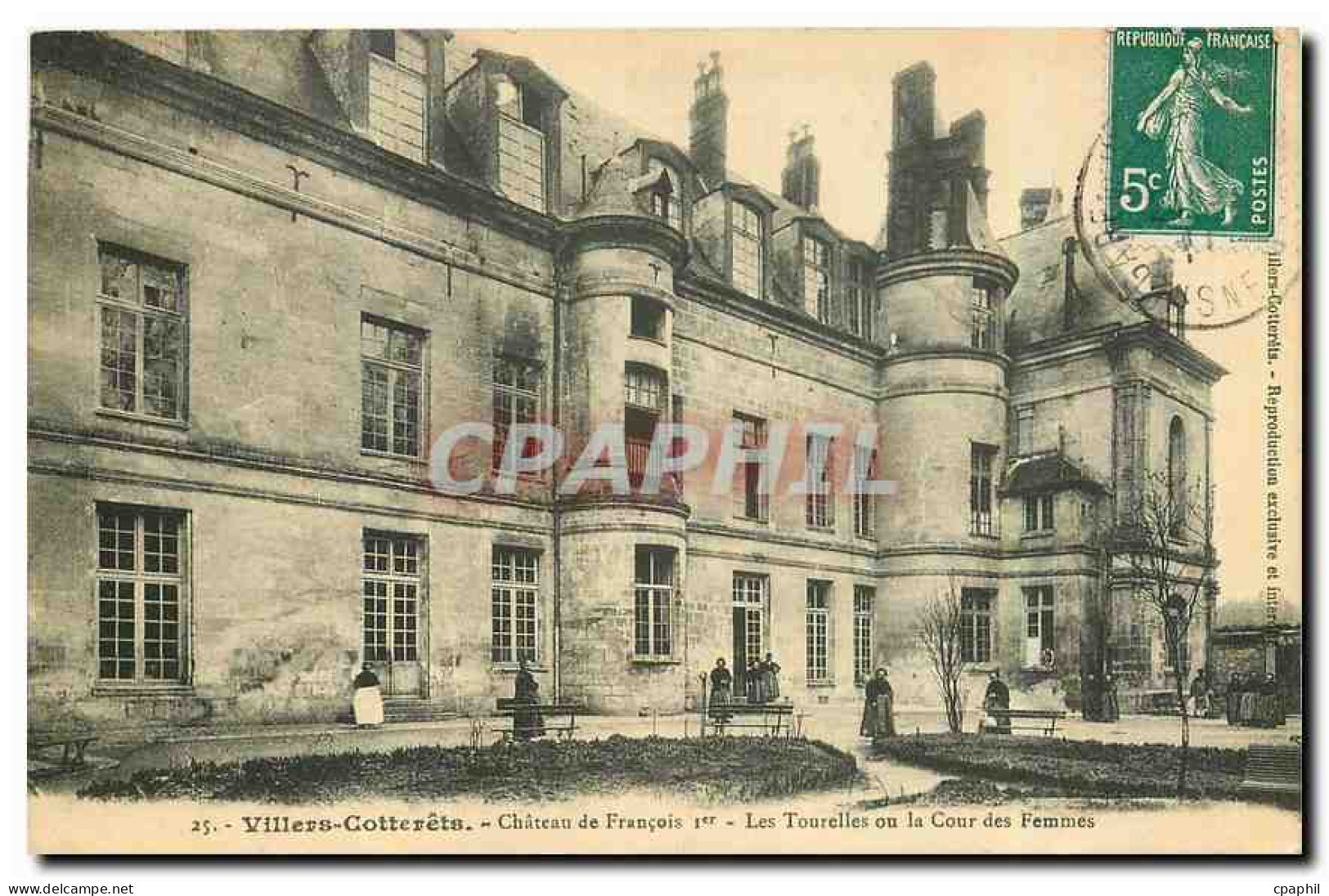 CPA Villers Cotterets Chateau de Francois I Les tourelles ou la cour des femmes
