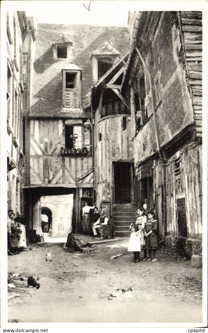 CPA Vimoutiers La Cour de l'Ecu