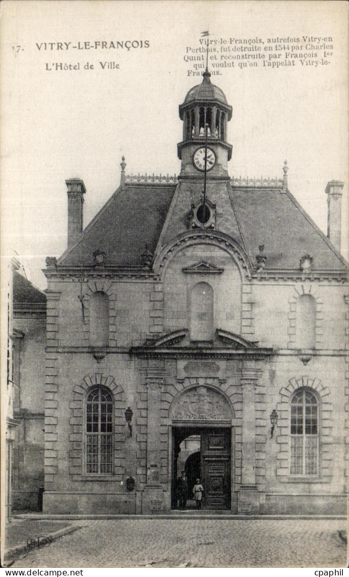 CPA Vitry le Francois Marne l Hotel de Ville