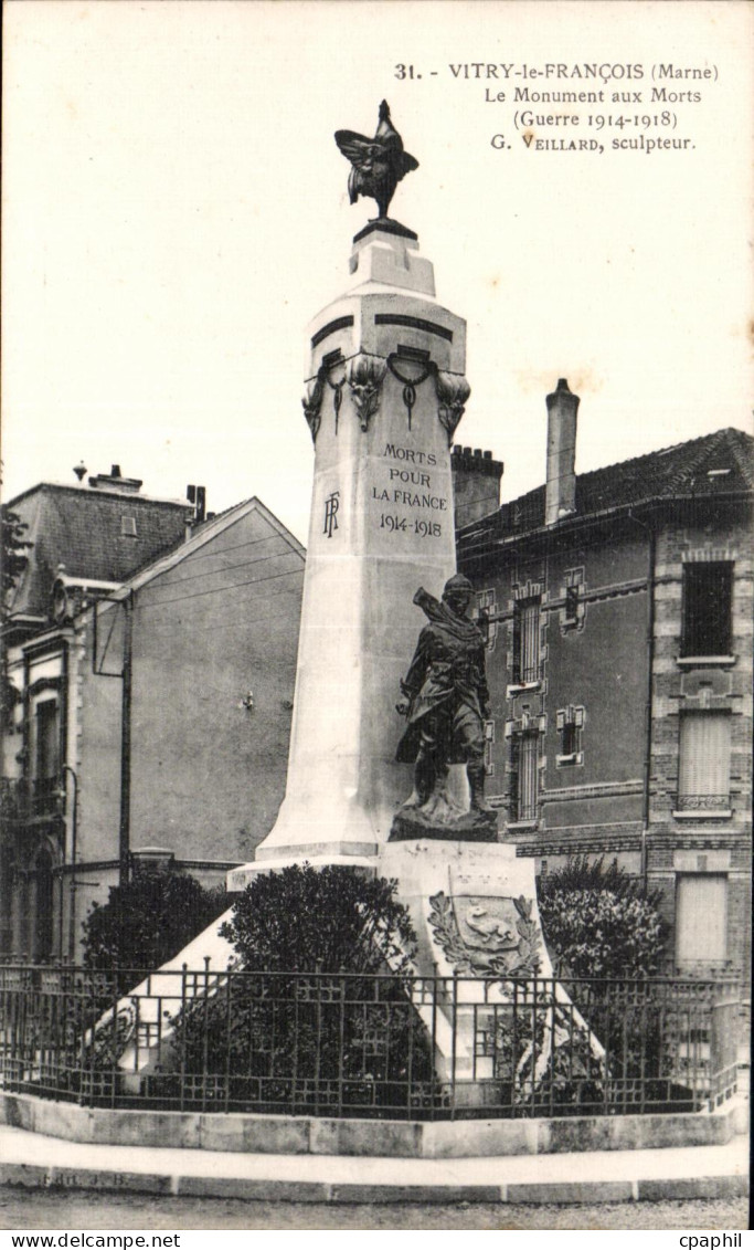 CPA Vitry le Francois Marne le Monument aux Morts