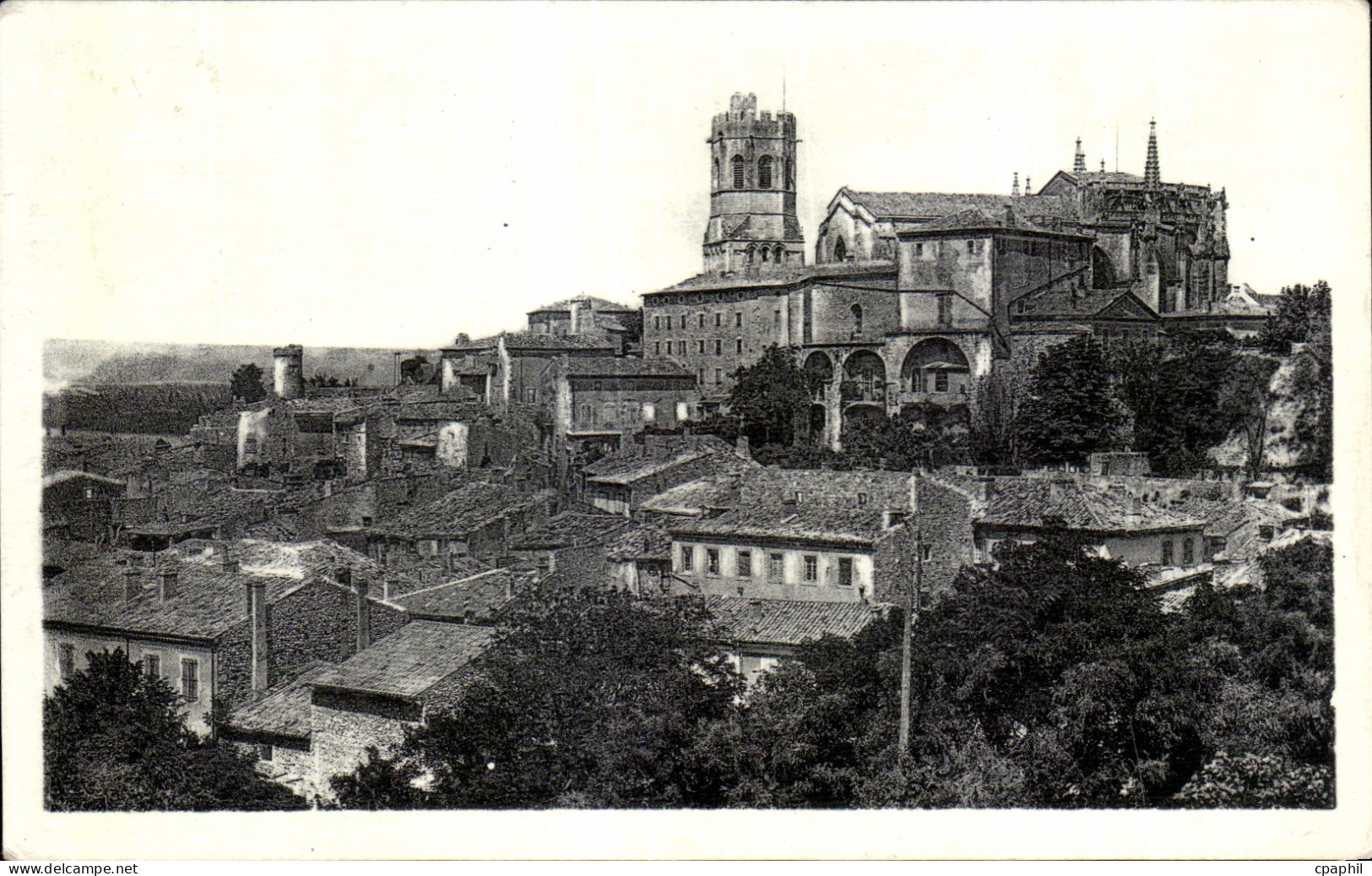 CPA Viviers Vue generale et la Cathedrale