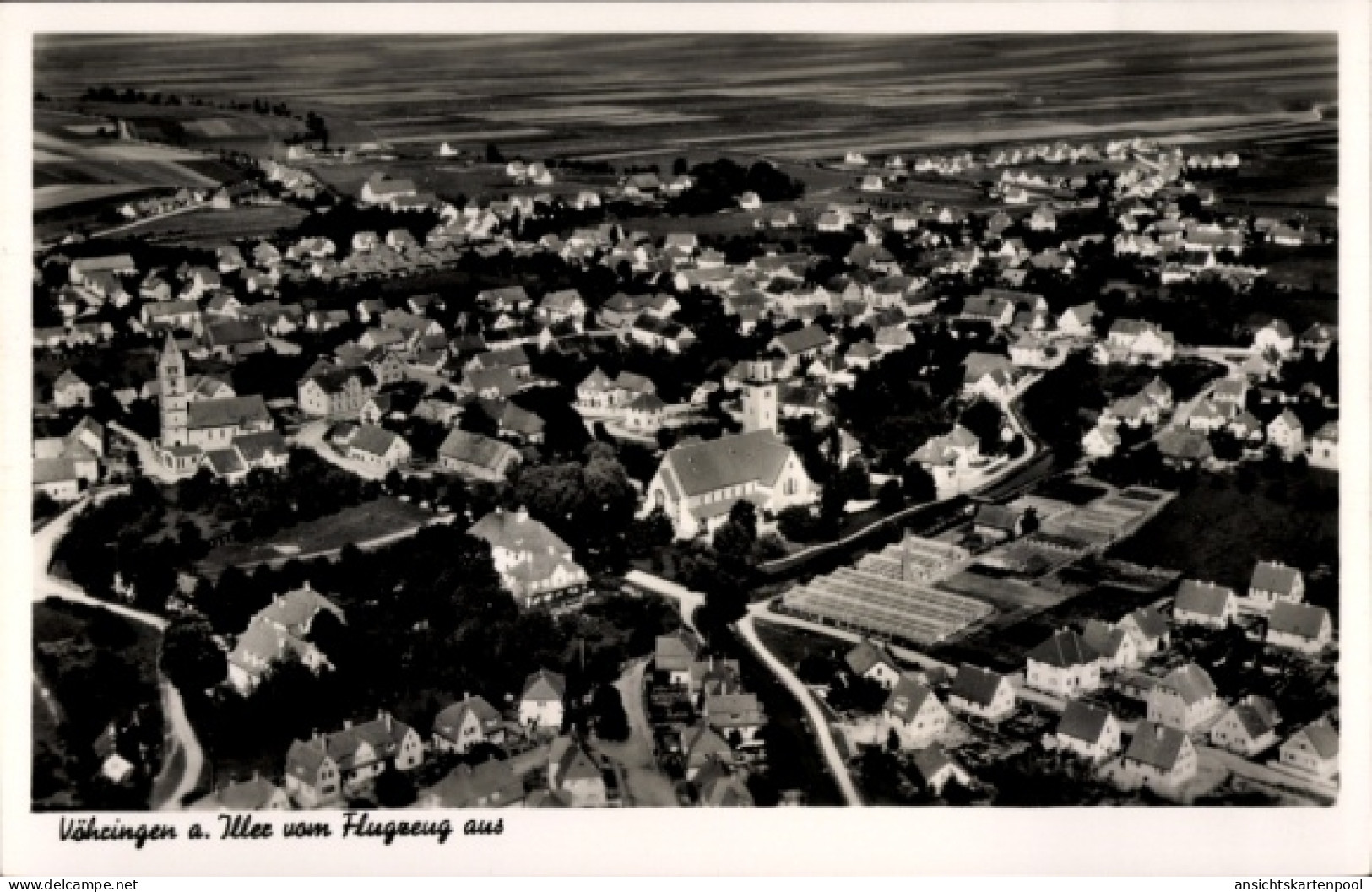 CPA Vöhringen in Württemberg, Luftaufnahme von Häuser, Kirche, Felder