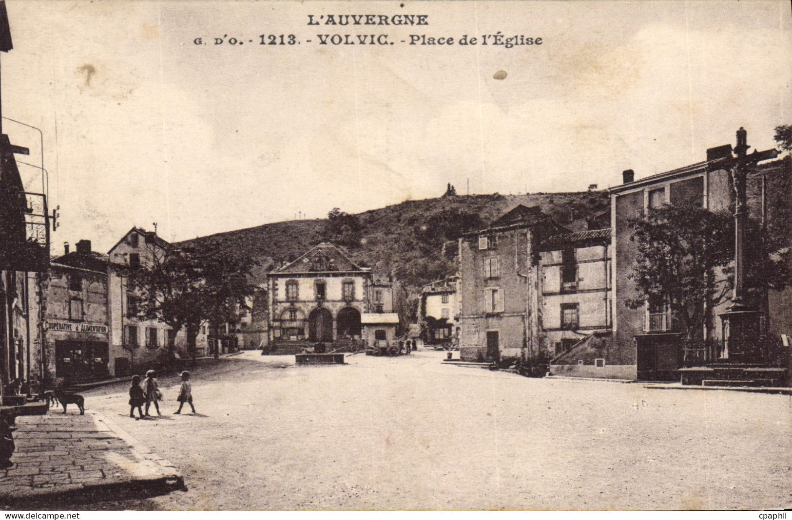 CPA Volvic Place De I'Eglise