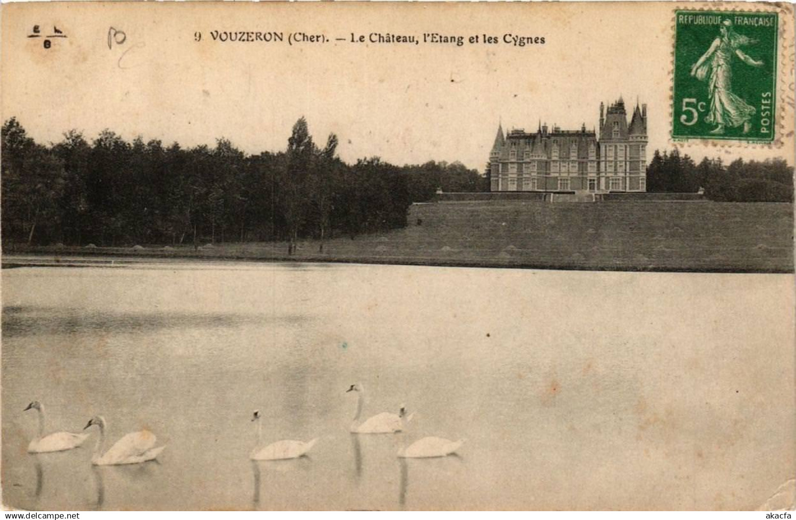 CPA VOUZERON Le Chateau, l'Etang et les Cygnes (612999)