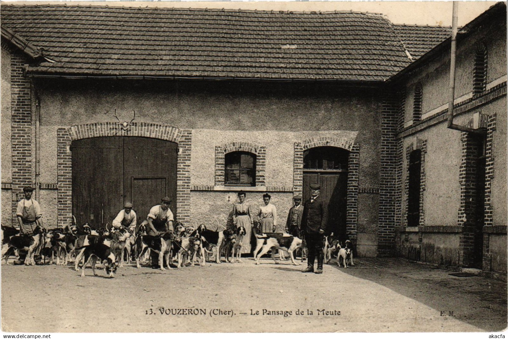 CPA Vouzeron Le Pansage de la Meute (1392825)