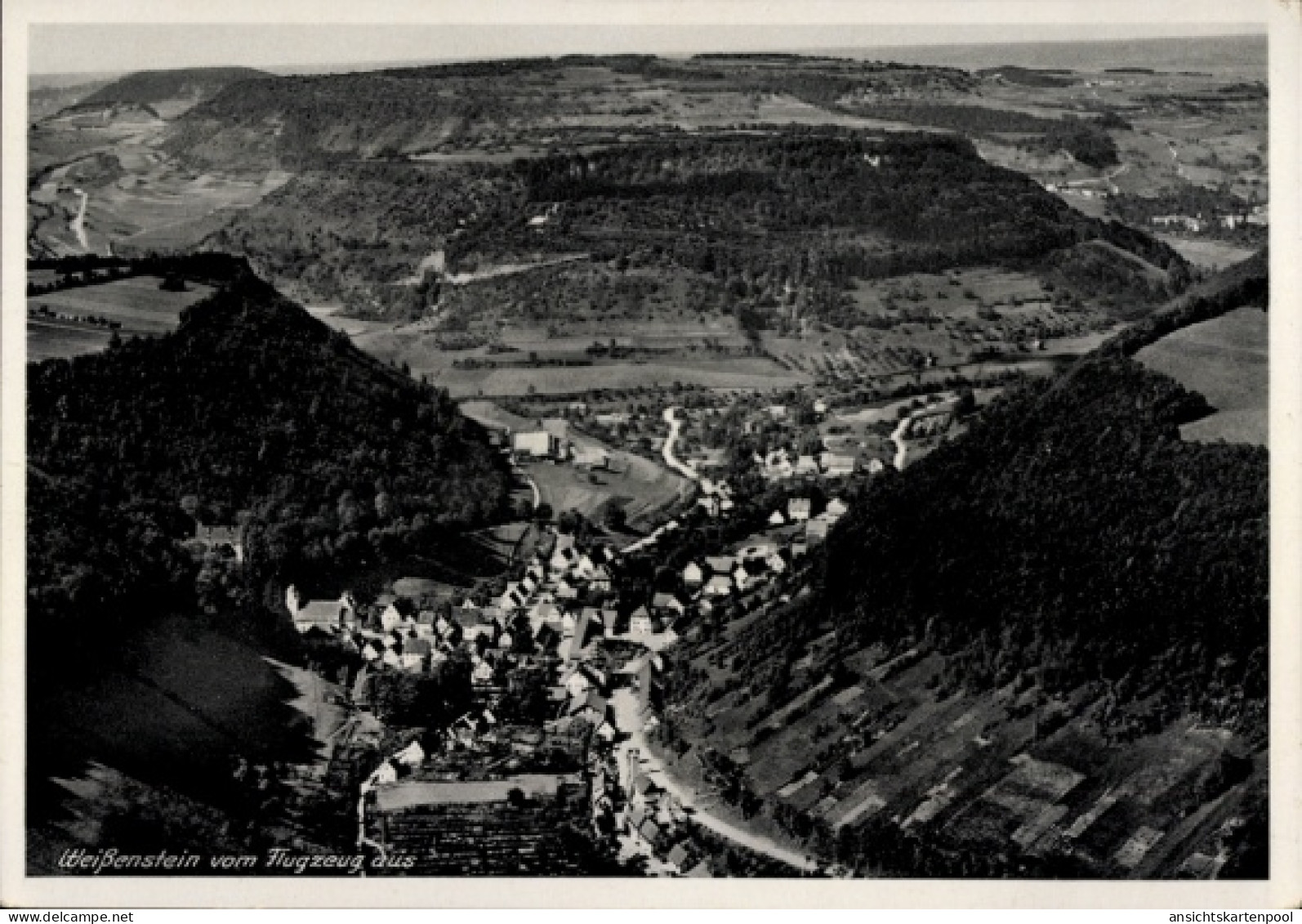CPA Weißenstein Lauterstein in Württemberg, Luftaufnahme von grünen Feldern, Weiler, Berge
