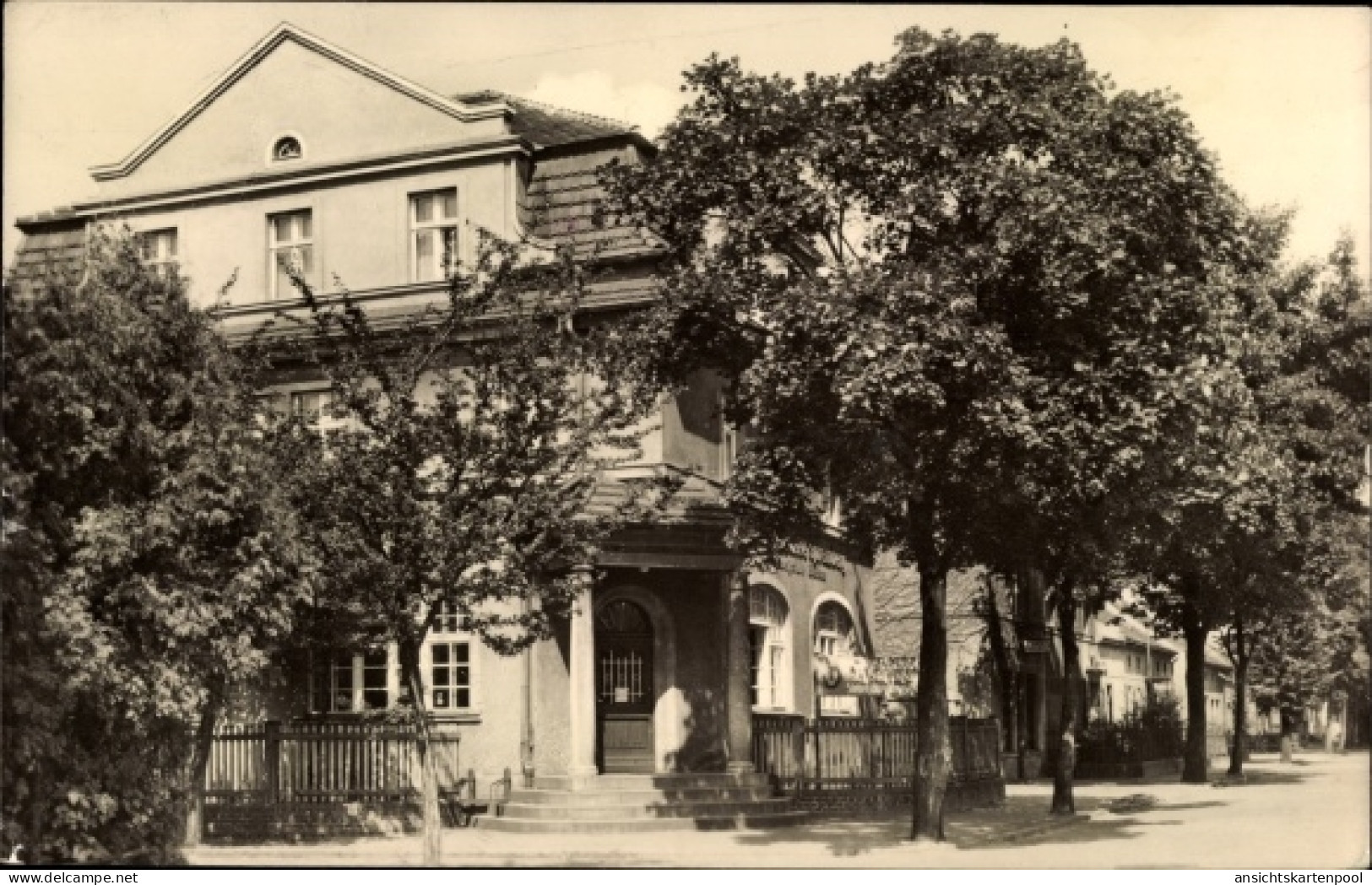 CPA Welzow Niederlausitz, Sparkasse und Apotheke, Außenansicht