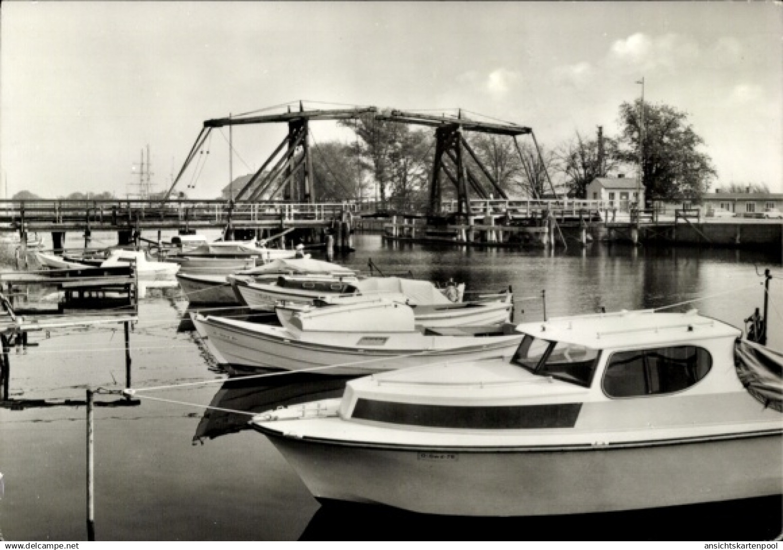 CPA Wieck Eldena Greifswald, Brücke, Boote im Hafen, ruhige Wasseroberfläche, Bäume im Hintergrund