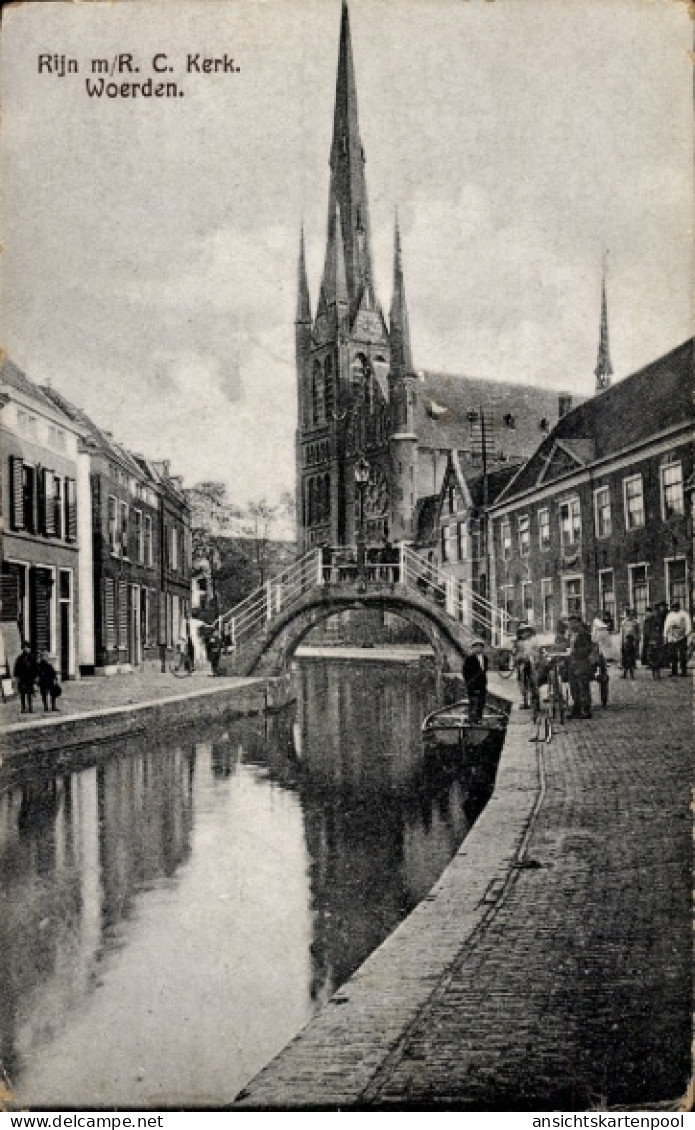 CPA Woerden Utrecht Niederlande, Rhein, R. C. Kirche, Kanal, Brücke, Menschen, Boote