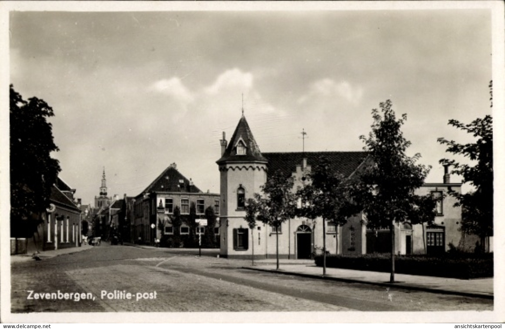 CPA Zevenbergen Nordbrabant, Vorderansicht eines Gebäudes, Straßenansicht, historische Architektur