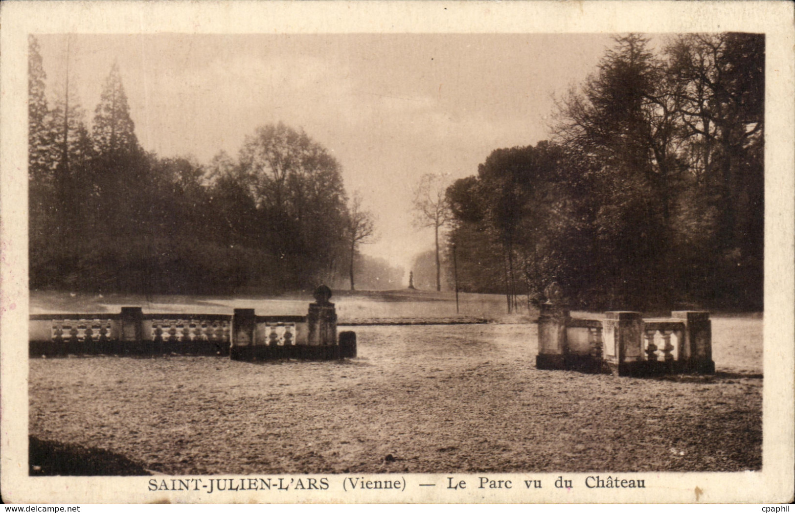 CPASaint Julien L'Ars Le parc vu du Chateau