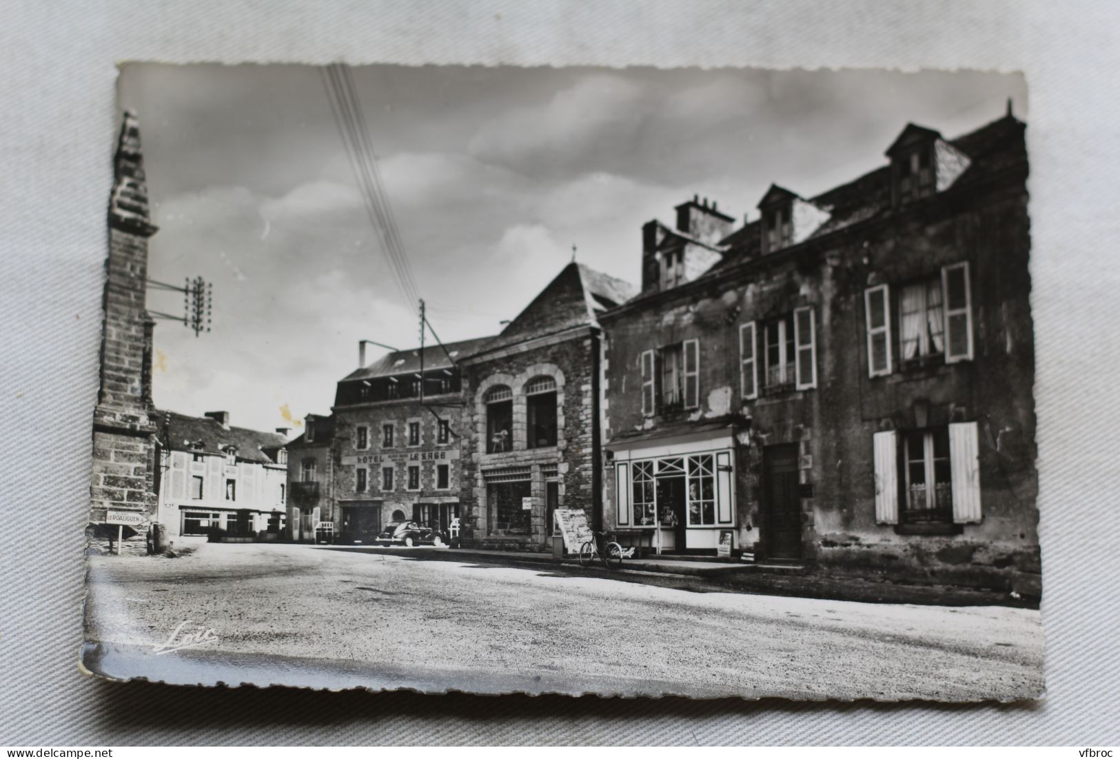 Cpm 1957, Sarzeau, place de la duchesse Anne, Morbihan 56