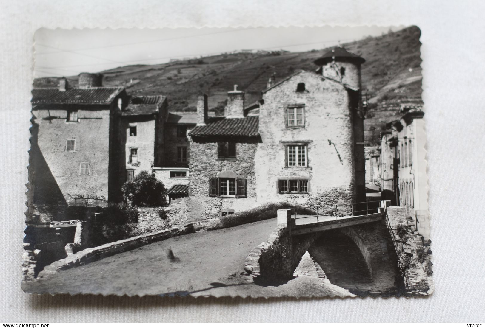 Cpm 1958, Blesle, l'ancien hôpital et le pont Bourganeuf, Haute Loire 43