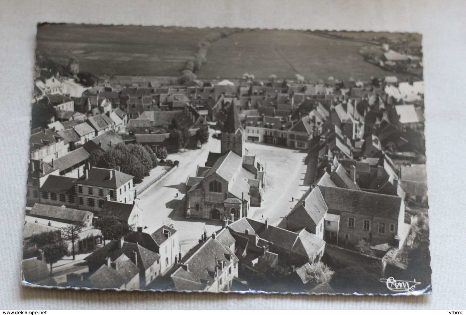 Cpm 1959, Saint Pierre le Moutier, vue aérienne sur l'église, Nièvre 58
