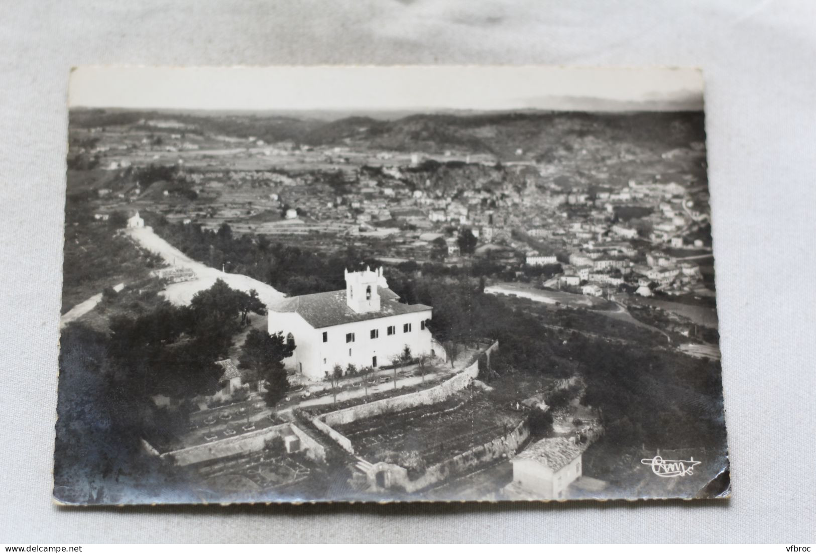 Cpm 1960, Cotignac, la chapelle de Notre Dame de Grace et le village, Var 83