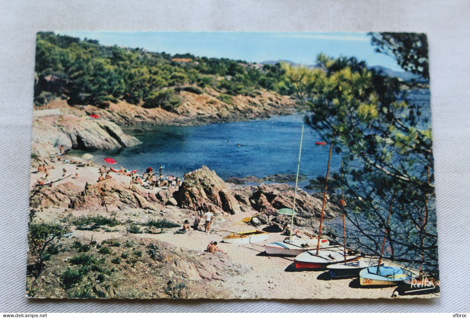 Cpm 1965, les calanques des Issambres, une plage, Var 83