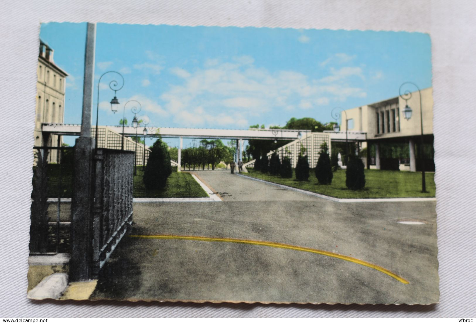 Cpm 1968, Saint Cyr l'Ecole, entrée de l'école de saint Cyr, avenue Jean Jaurès, Yvelines 78