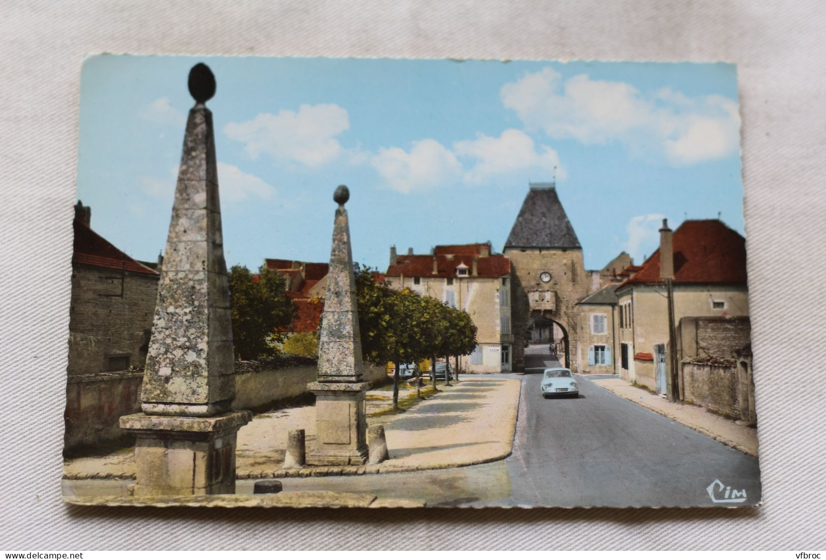 Cpm 1970, Noyers sur Serein, l'entrée de la ville et porte d'Avallon, Yonne 89