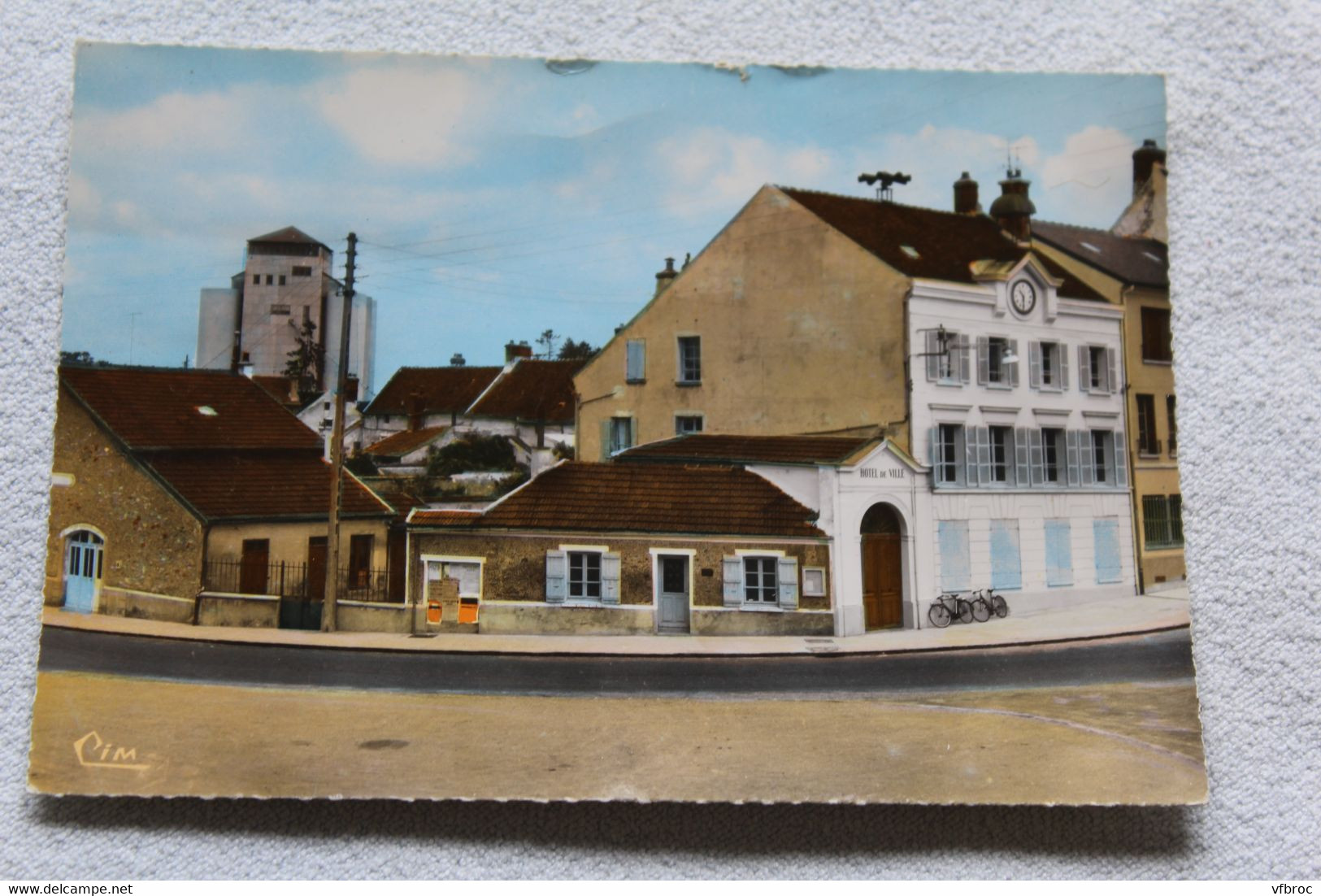 Cpm 1974, Rebais, la mairie et l Silo, Seine et Marne 77