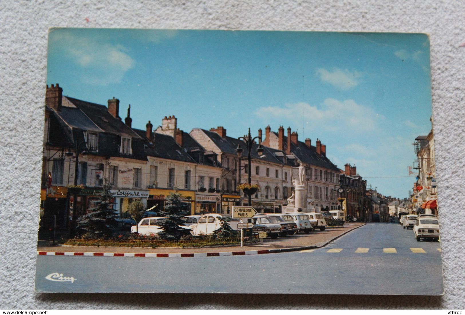 Cpm 1974, Villers Cotterets, place du docteur Mouflier, Aisne 02