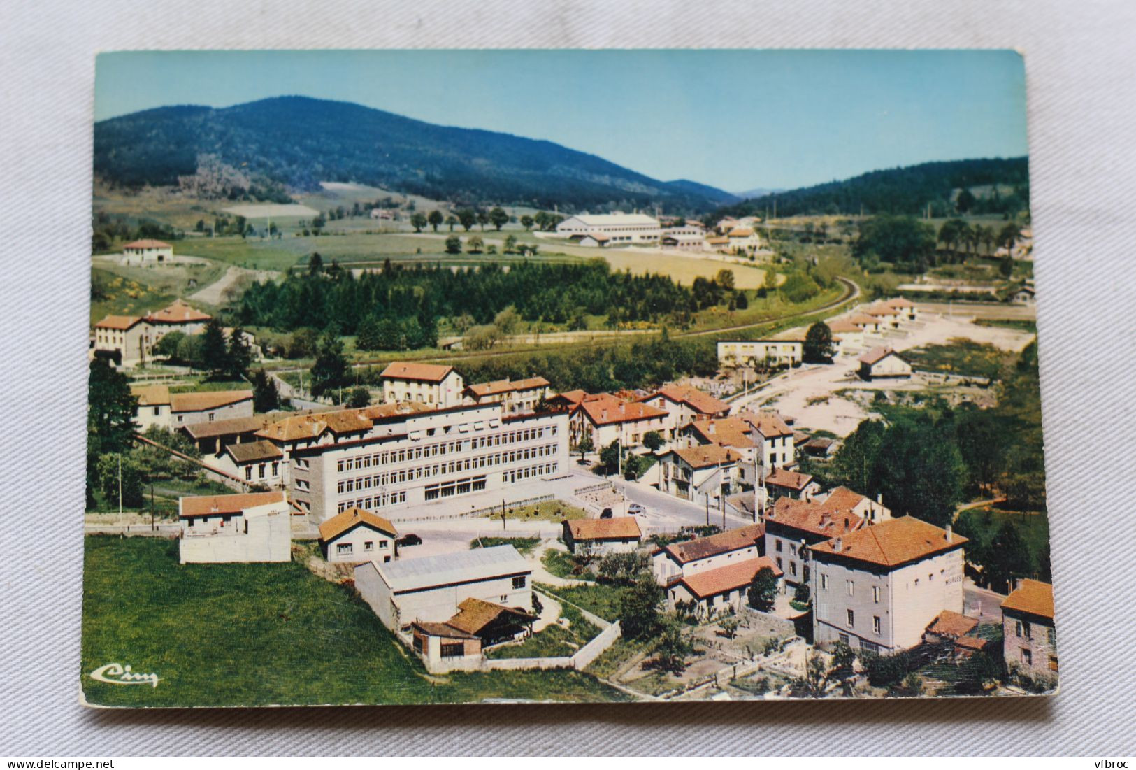 Cpm 1981, Noirétable, vue panoramique aérienne, groupe scolaire, Loire 42