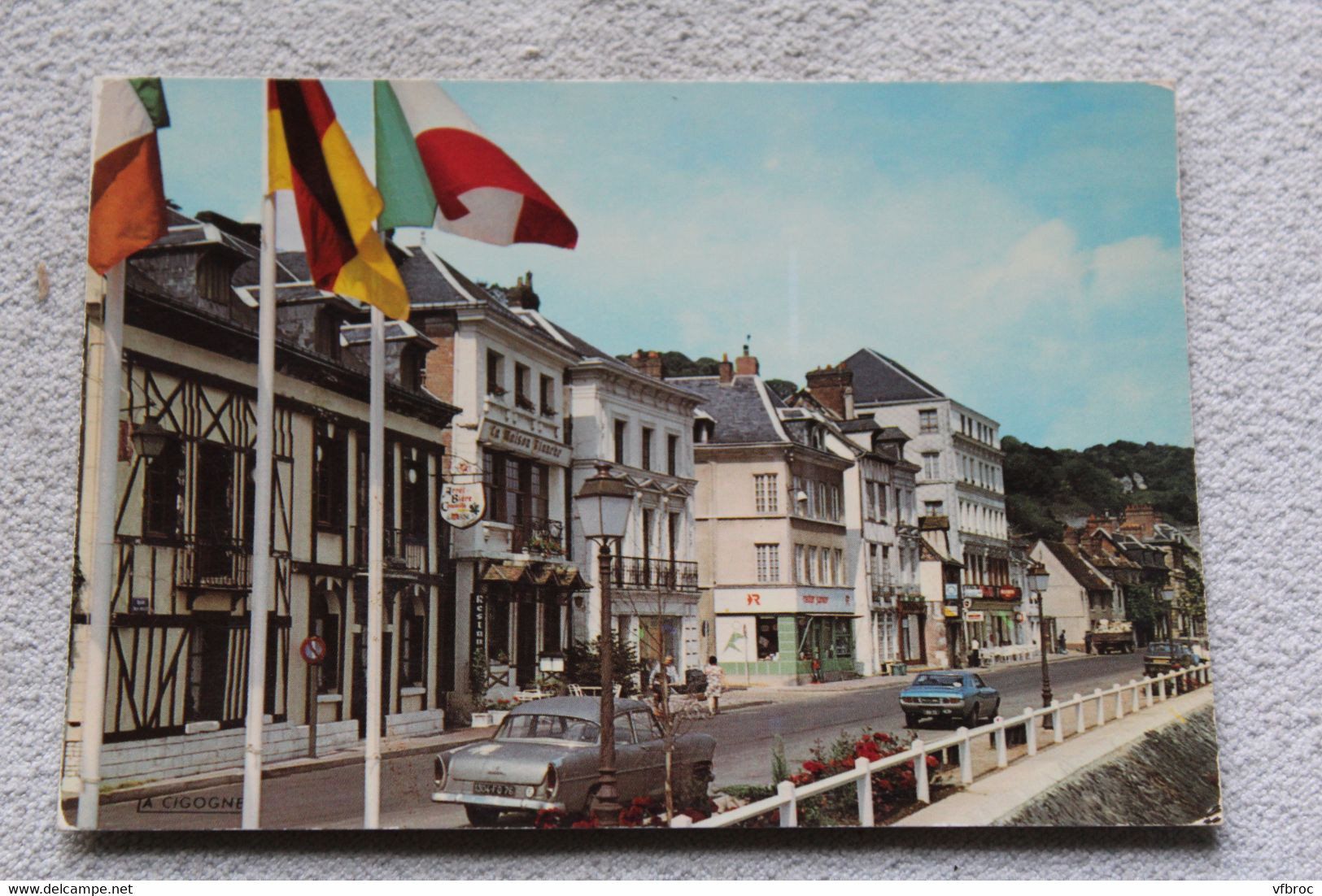 Cpm 1984, la Bouille, le quai et les restaurants, Seine maritime 76