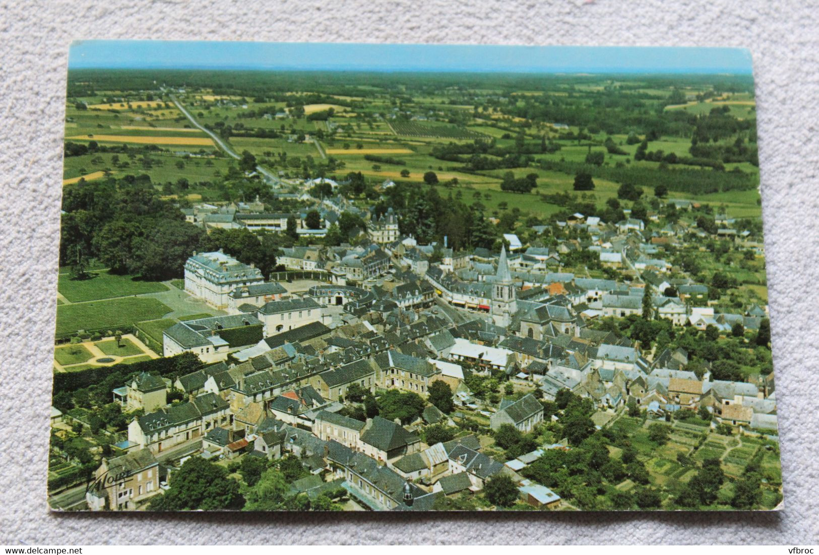 Cpm 1985, le Grand Luce, vue aérienne, le château, la mairie et l'église, Sarthe 72