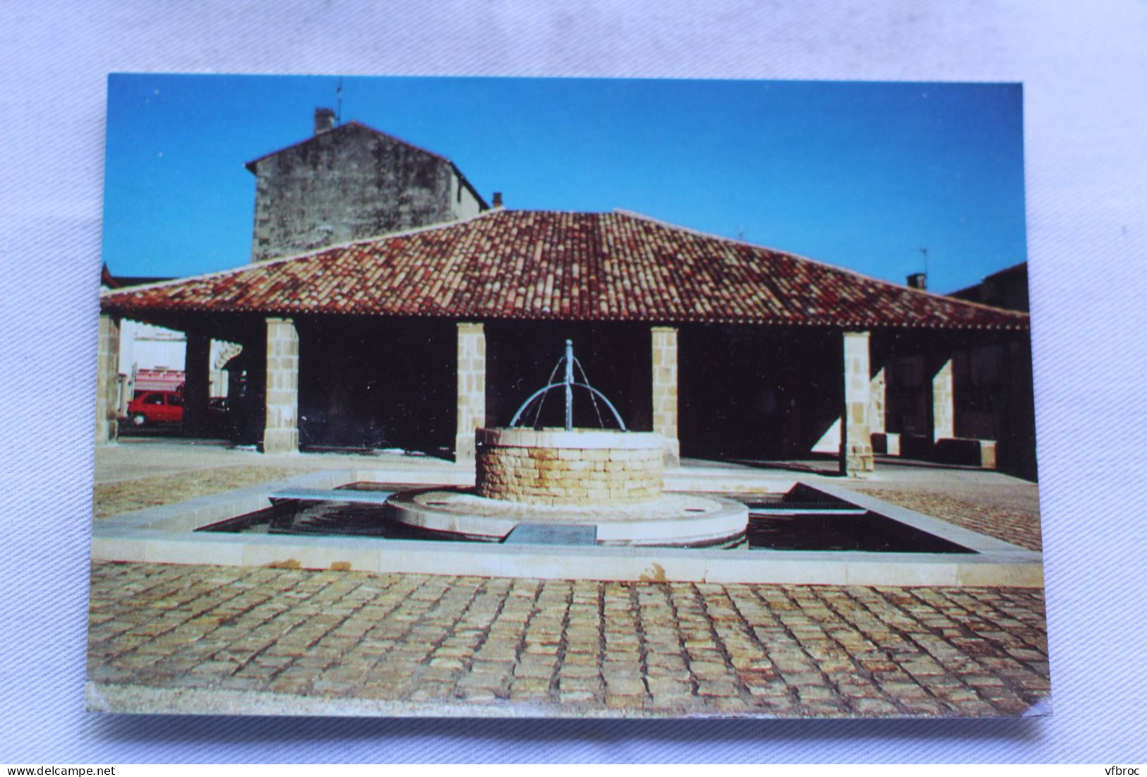 Cpm 1999, Chef Boutonne, la halle, Deux Sèvres 79